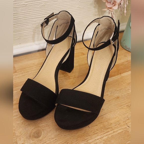 CL by Laundry Black Heels with Chunky Block Heel - Picture 4 of 7